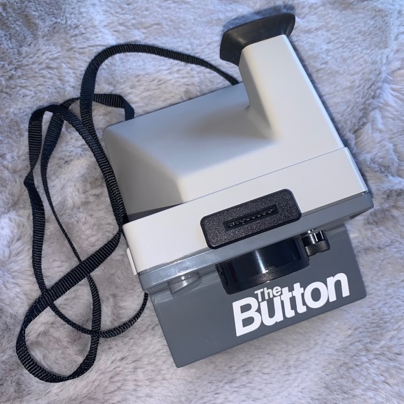 The Button Polaroid Land Camera - Picture 5 of 11